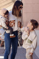 Patron de couture Simone pour femmes et enfants. Sweat à poches et empiècements.
