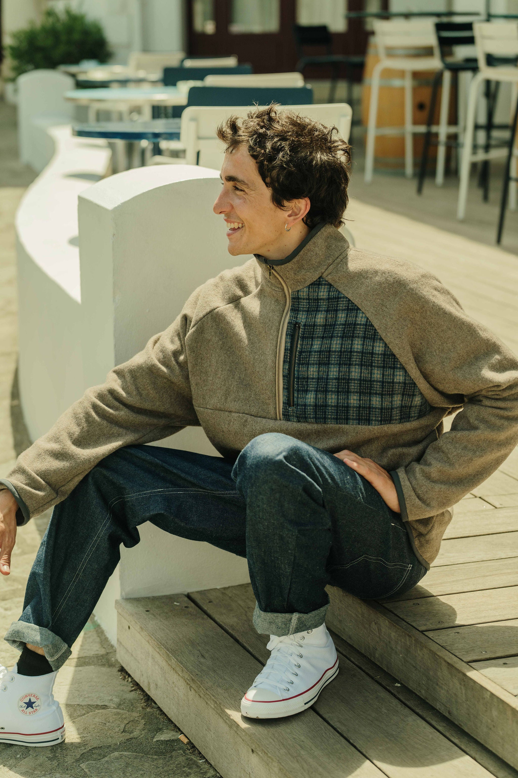 Patron de couture sweat homme Thomas porté en version upcyclée avec empiècement contrastant, col zippé et coupe décontractée