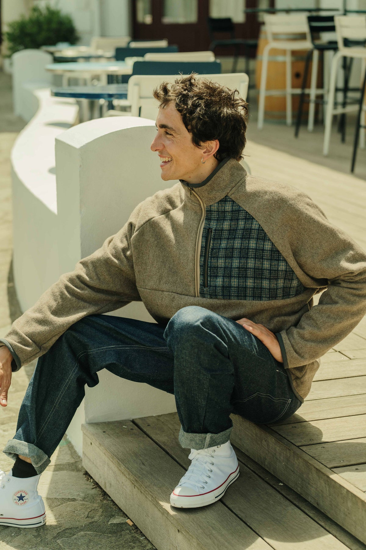 Patron de couture sweat homme Thomas porté en version upcyclée avec empiècement contrastant, col zippé et coupe décontractée