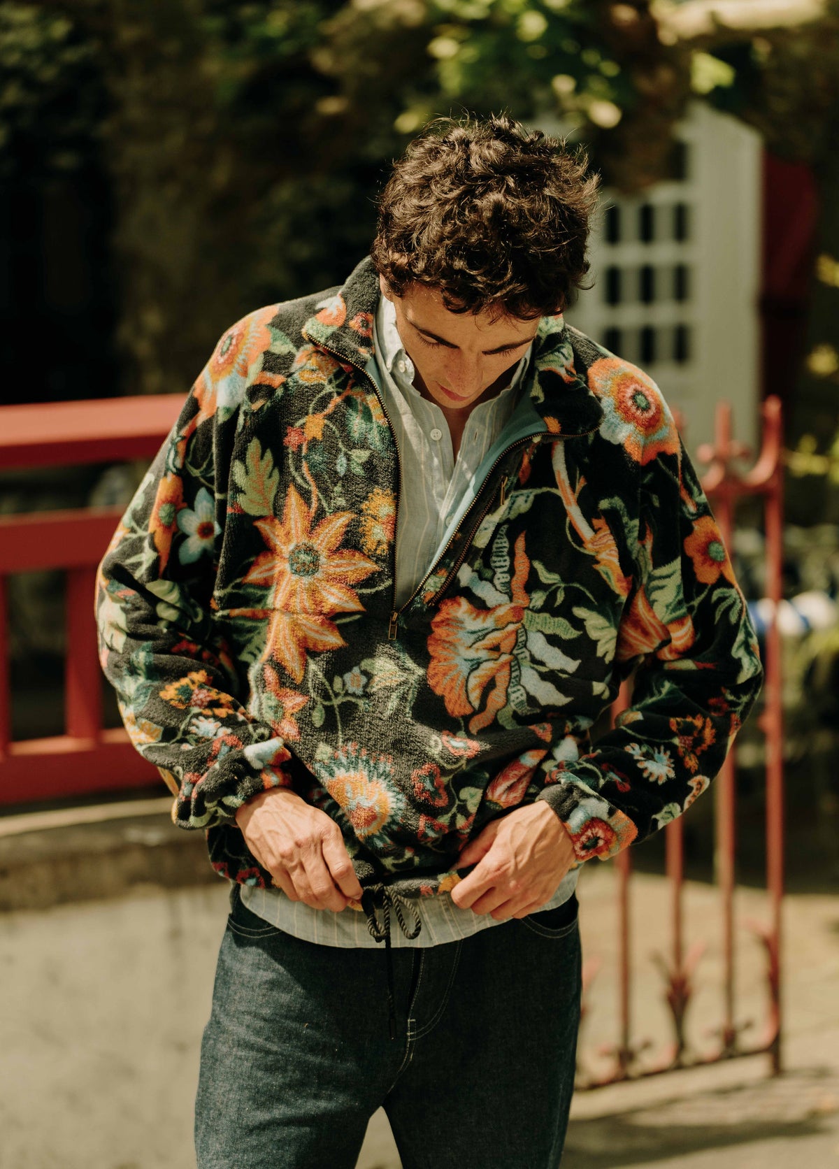 Patron de couture sweat homme Thomas en polaire imprimée avec lien de serrage au bas du vêtement et coupe confortable
