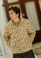 Détail du patron de couture veste homme Adrien avec col chemise, fermeture zippée et poches plaquées à rabat