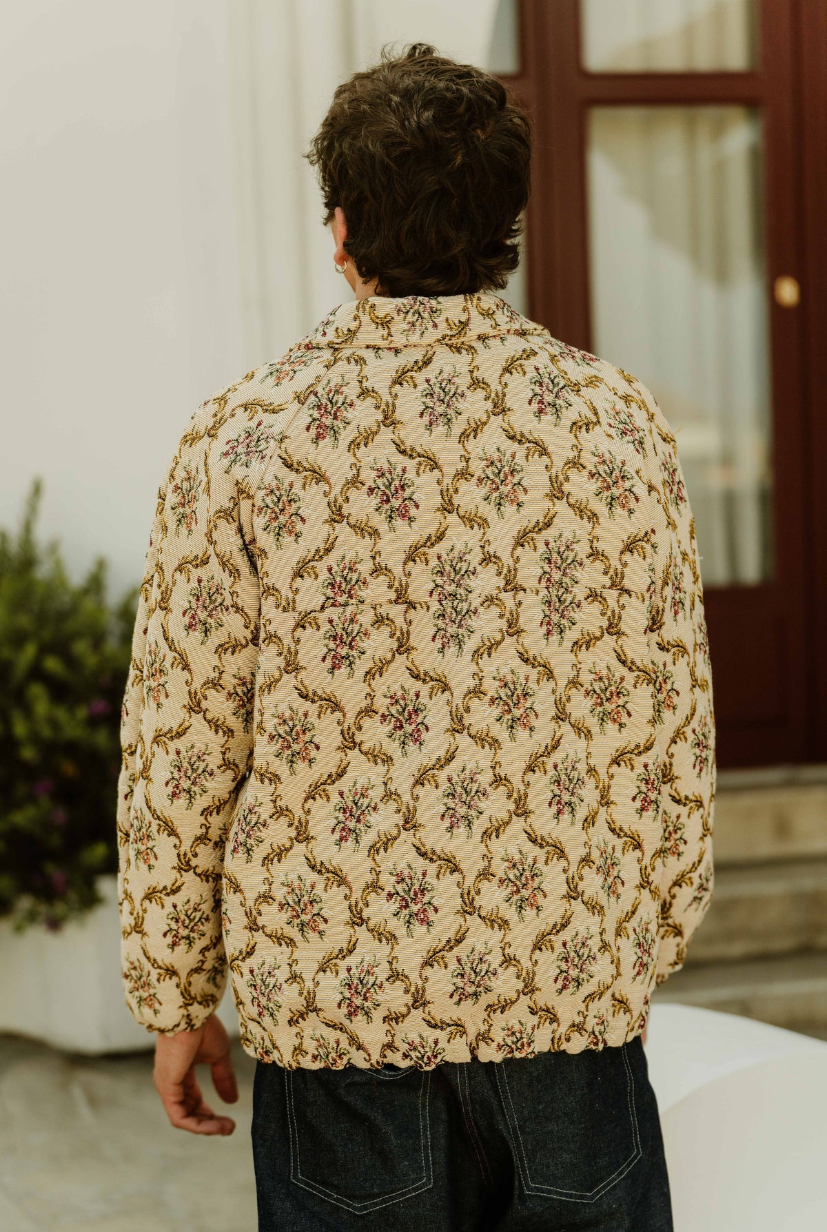 Vue dos du patron de couture veste homme Adrien mettant en valeur les manches raglan, l'empiècement dos et le bas élastiqué